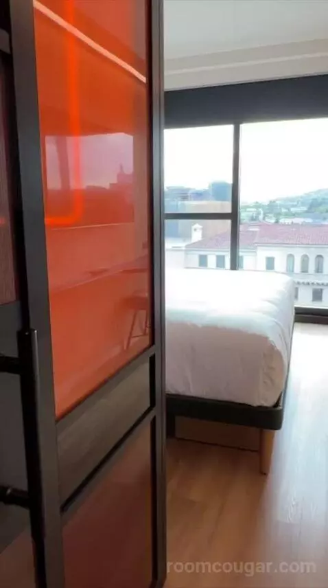 King Room with Hollywood Hills View (#718) bed picture #1