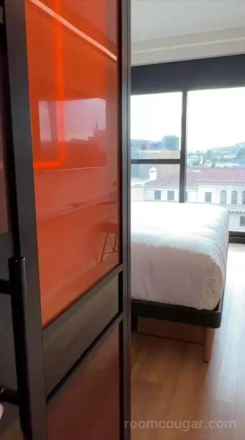 King Room with Hollywood Hills View (#718) bed picture #2