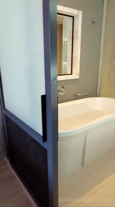 King Room with View (#719) bathroom picture #1