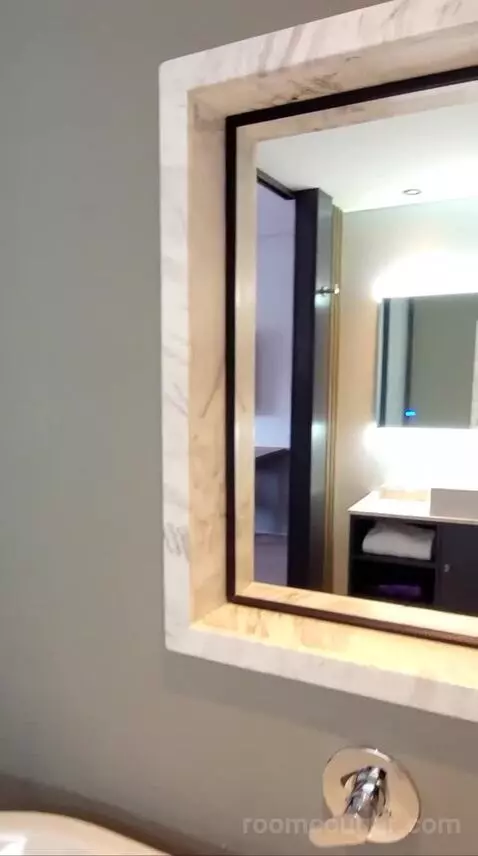 King Room with View (#719) bathroom picture #9