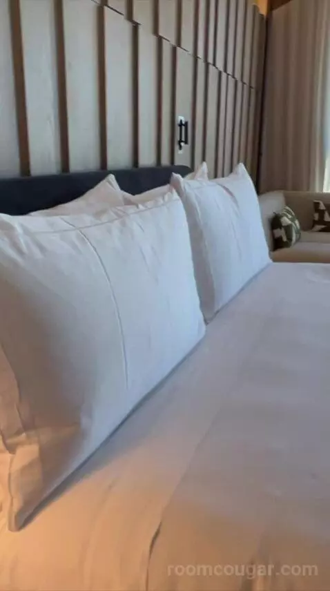 Deluxe King Room (#1615) bed picture #7