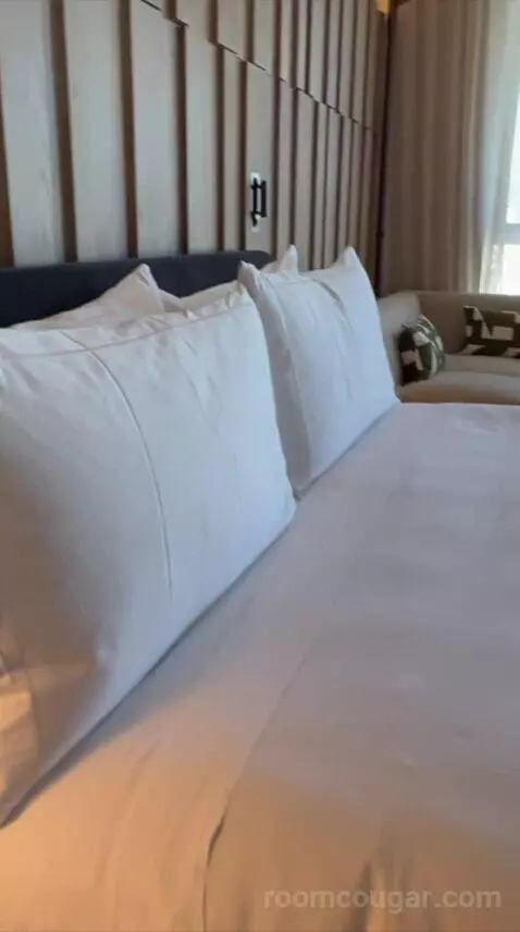 Deluxe King Room (#1615) bed picture #8