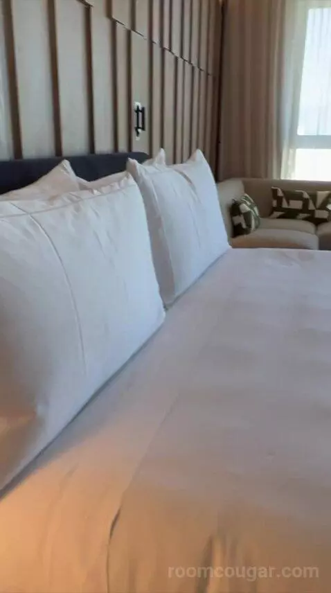 Deluxe King Room (#1615) bed picture #9