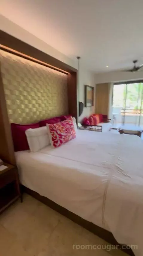 Preferred Suite Tropical View (#3201) bed picture #7