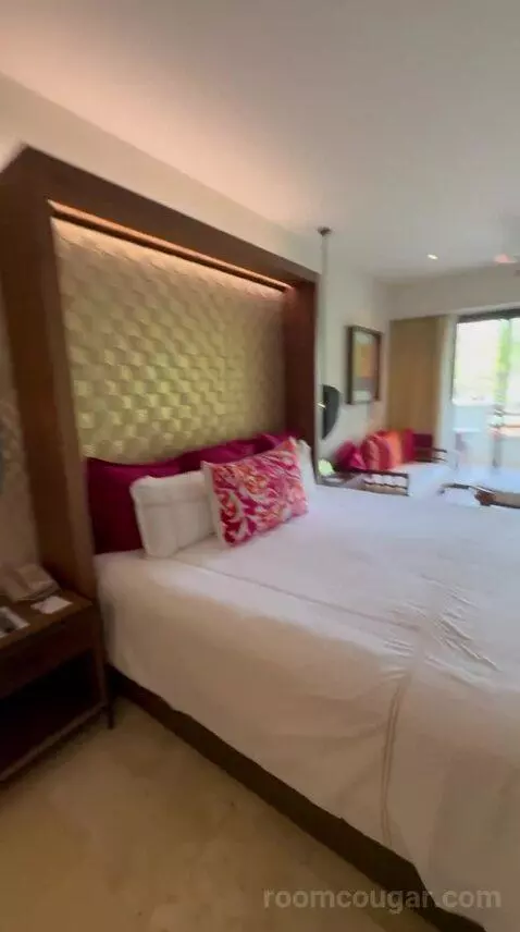 Preferred Suite Tropical View (#3201) bed picture #8