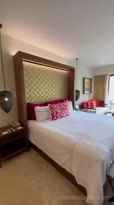 Preferred Suite Tropical View (#3201) bed picture #10