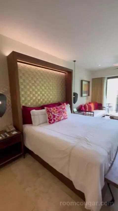 Preferred Suite Tropical View (#3201) bed picture #11