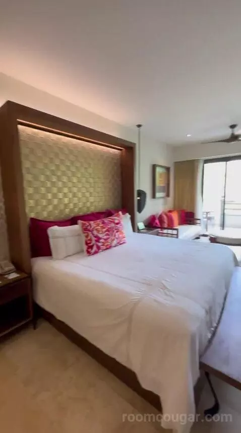 Preferred Suite Tropical View (#3201) bed picture #12