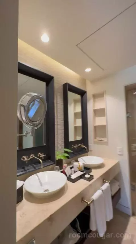 Preferred Suite Tropical View (#3201) bathroom picture #1
