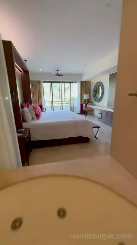 Preferred Suite Tropical View (#3201) bed picture #1