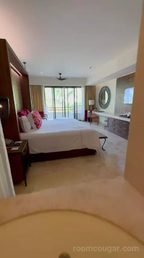 Preferred Suite Tropical View (#3201) bed picture #3