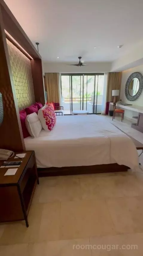 Preferred Suite Tropical View (#3201) bed picture #4