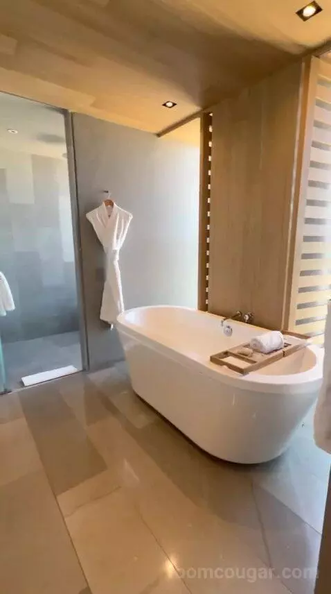 Xhale Club Master One Bedroom Suite (#1434) bathroom picture #1