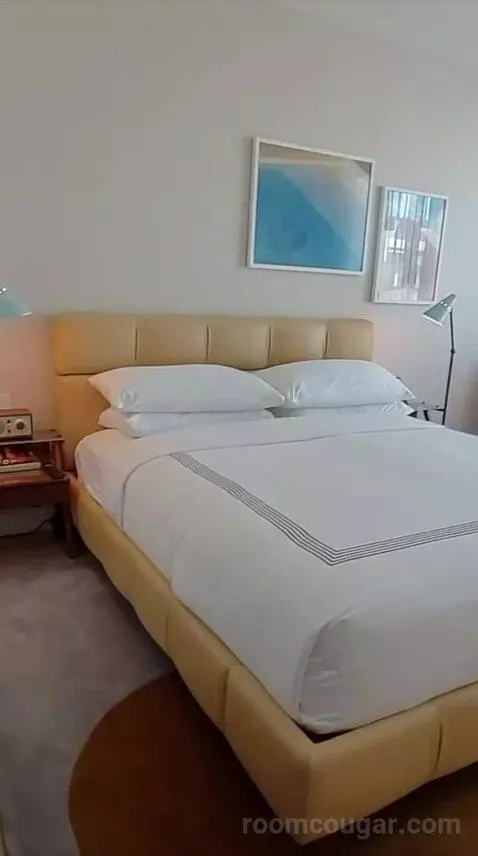 King Room with Hollywood Hills View (#905) bed picture #3