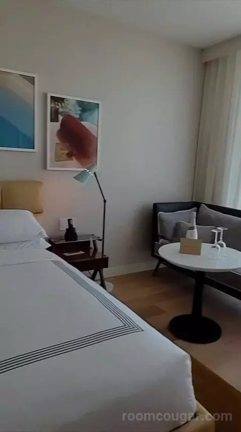 King Room with Hollywood Hills View (#905) bed picture #7
