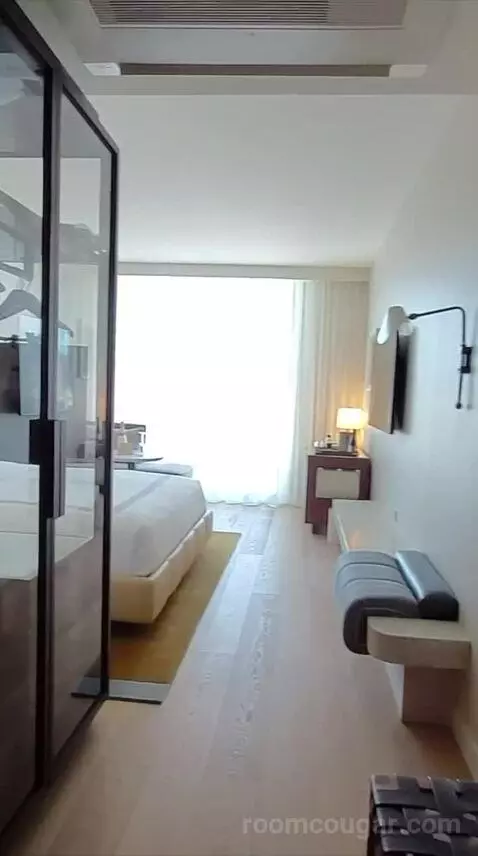 King Room with Hollywood Hills View (#905) bed picture #1