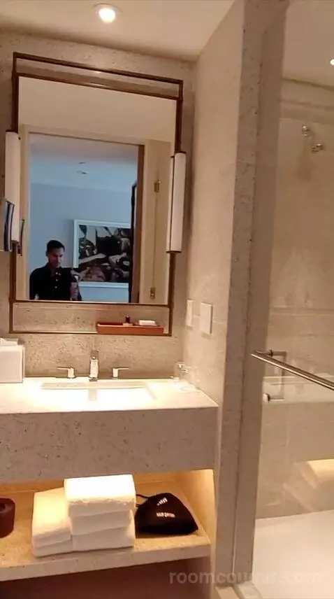 King Room with Hollywood Hills View (#905) bathroom picture #2