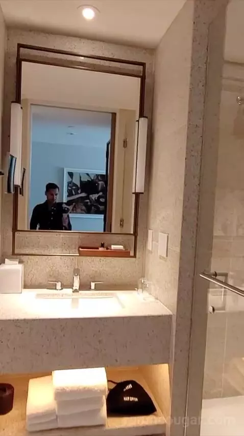 King Room with Hollywood Hills View (#905) bathroom picture #4