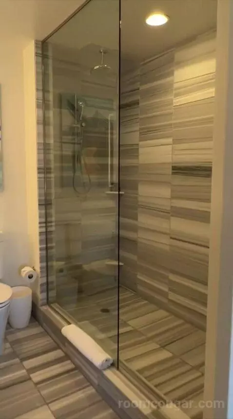 Deluxe King Room (#626) bathroom picture #2