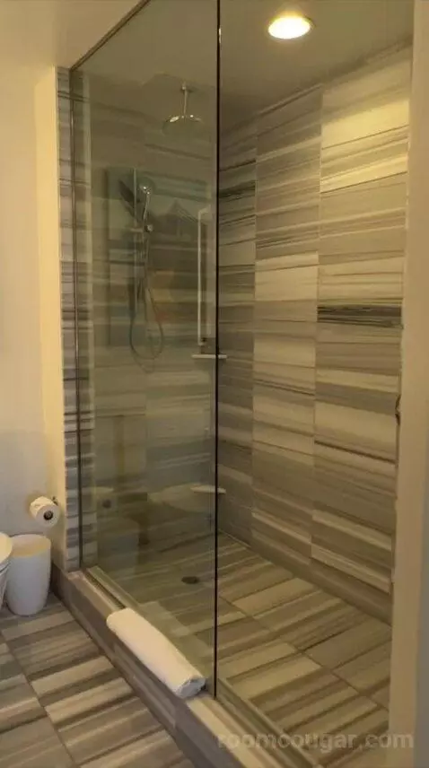 Deluxe King Room (#626) bathroom picture #3