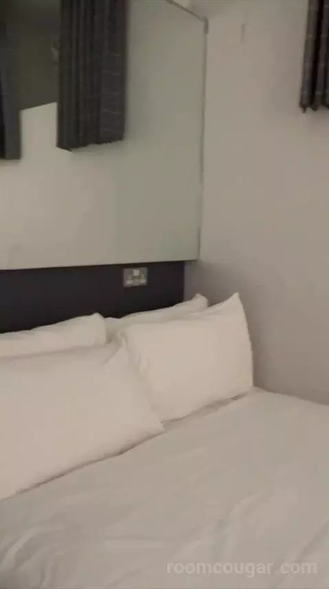 Double Room with Ensuite Bathroom (#5) bed picture #5