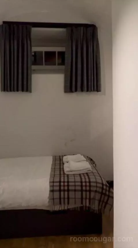 Double Room with Ensuite Bathroom (#5) bed picture #11