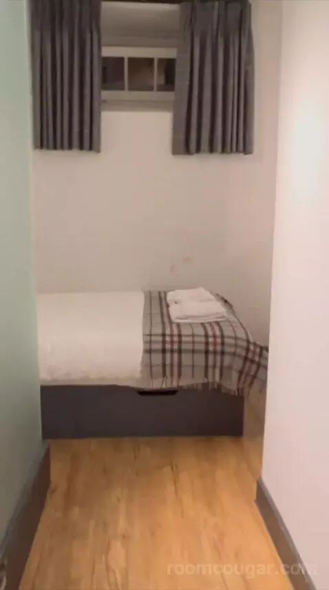 Double Room with Ensuite Bathroom (#5) bed picture #1