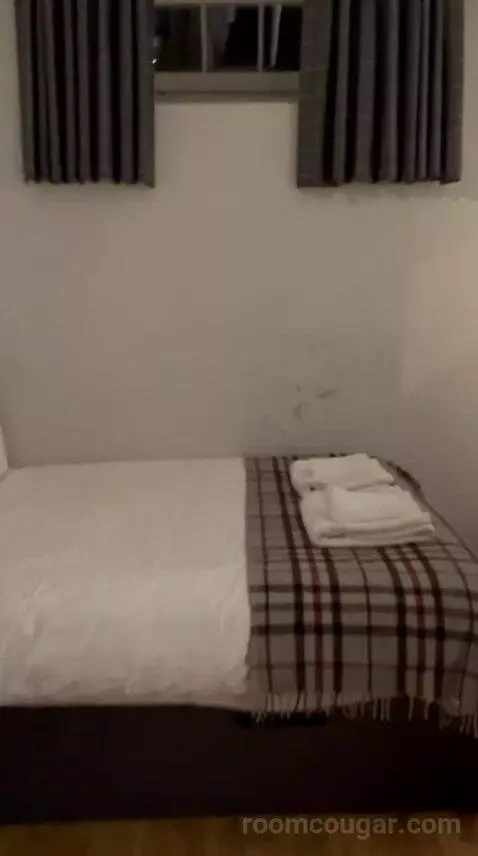 Double Room with Ensuite Bathroom (#5) bed picture #2