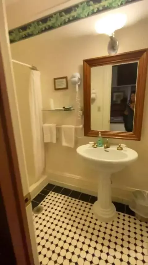 The Parlor (#4) bathroom picture #2