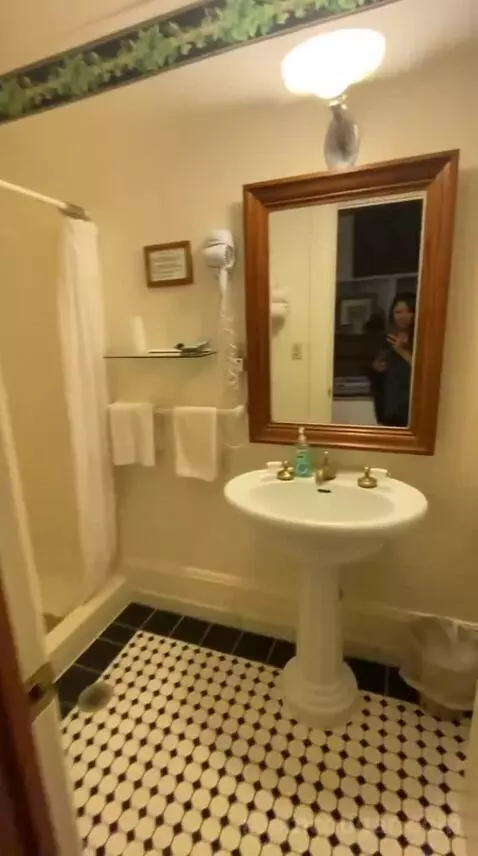 The Parlor (#4) bathroom picture #3