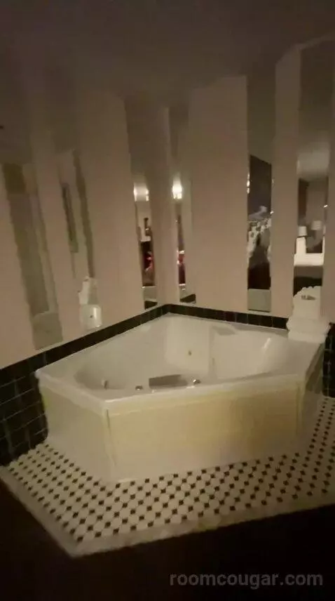 King Suite with Spa Bath (#409) bathroom picture #4