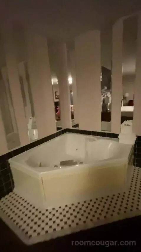 King Suite with Spa Bath (#409) bathroom picture #5