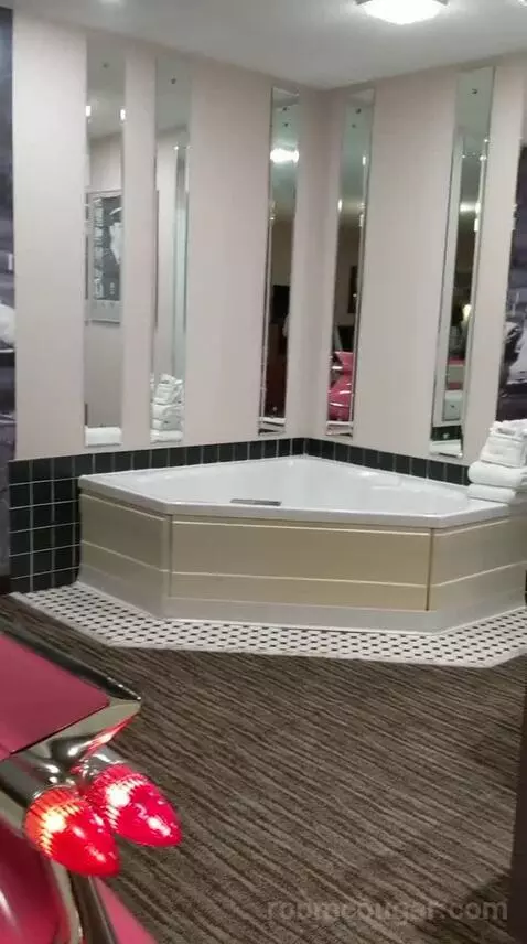 King Suite with Spa Bath (#409) bathroom picture #10