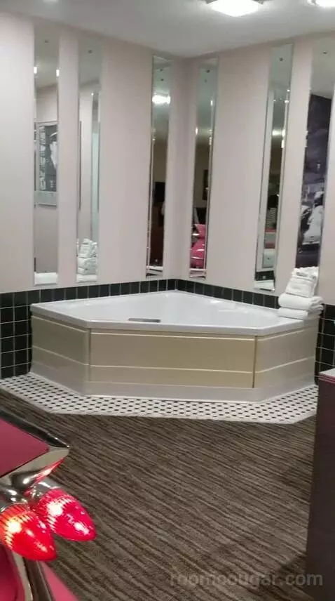 King Suite with Spa Bath (#409) bathroom picture #11
