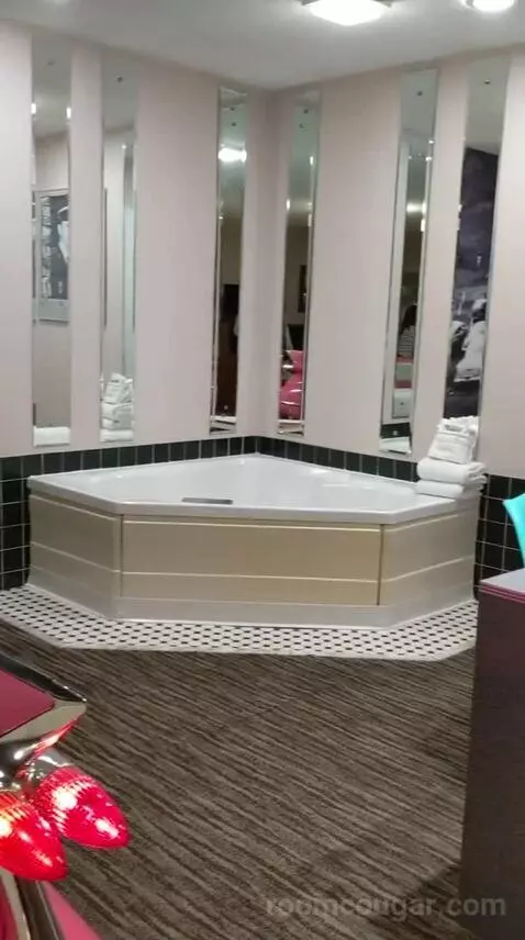 King Suite with Spa Bath (#409) bathroom picture #12