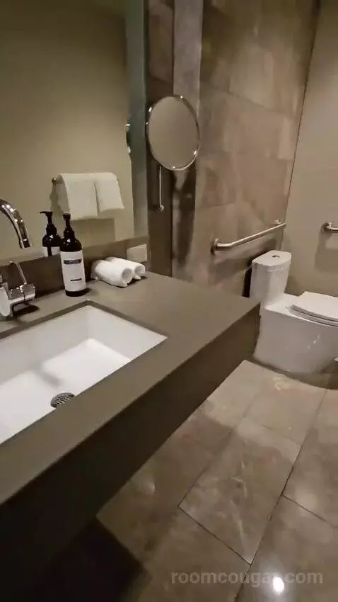 Queen Room with Two Queen Beds and Lake View - Disability Access (#432) bathroom picture #9