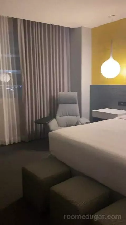 King Suite bed picture #4