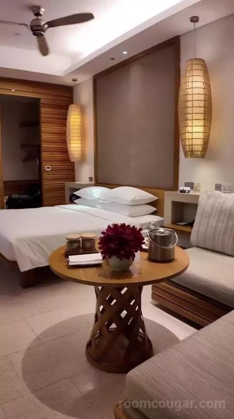 King Room with Ocean View - Club Access (F205) bed picture #7