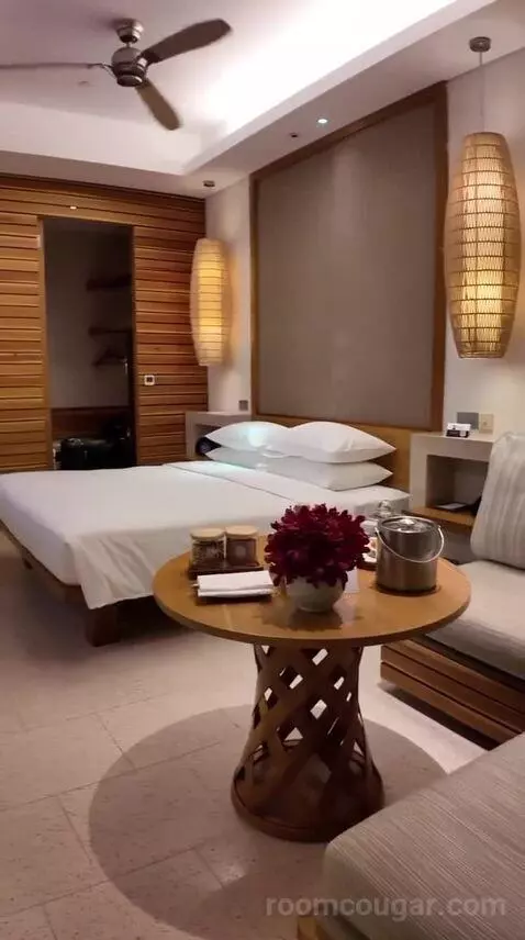 King Room with Ocean View - Club Access (F205) bed picture #9