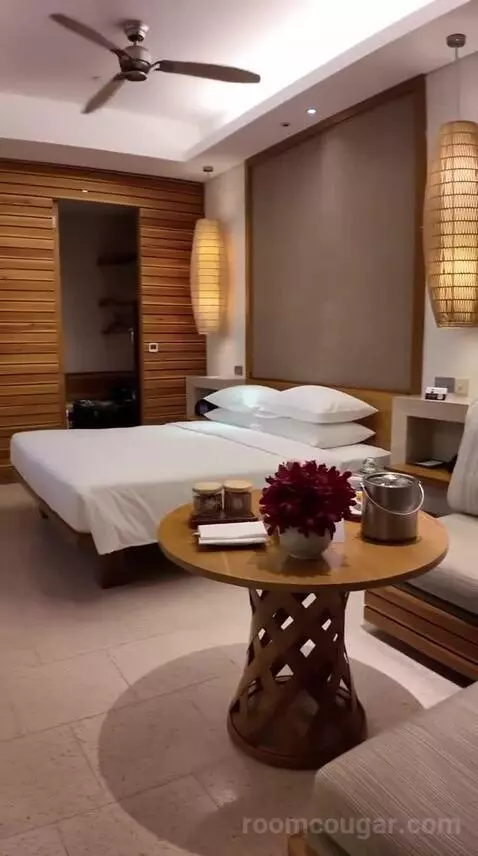 King Room with Ocean View - Club Access (F205) bed picture #10
