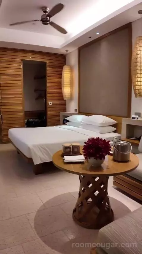 King Room with Ocean View - Club Access (F205) bed picture #11
