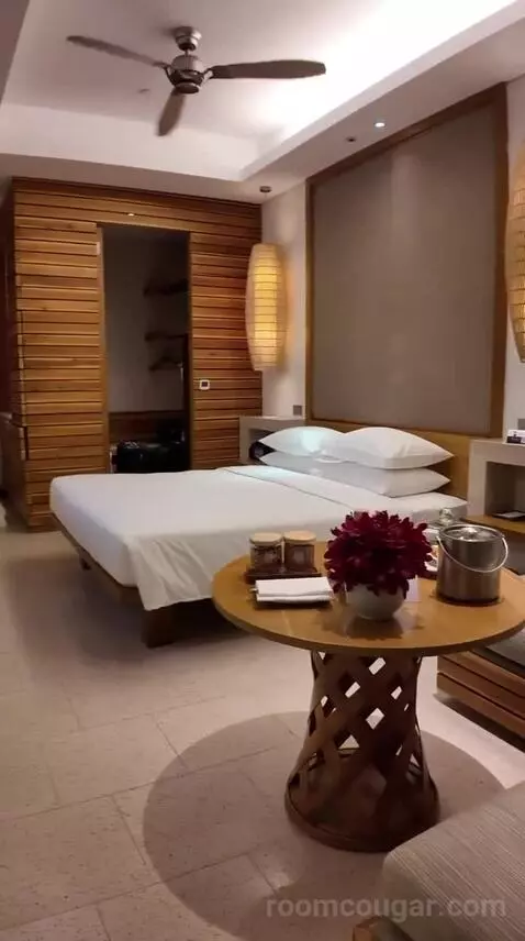 King Room with Ocean View - Club Access (F205) bed picture #12
