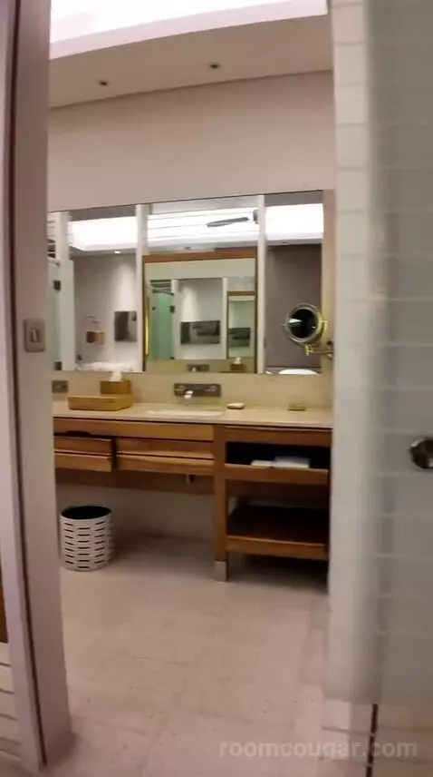 King Room with Ocean View - Club Access (F205) bathroom picture #1