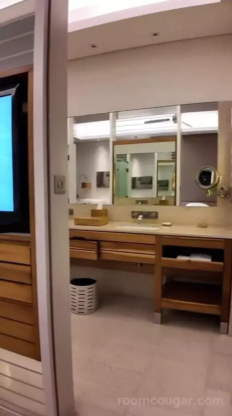 King Room with Ocean View - Club Access (F205) bathroom picture #3
