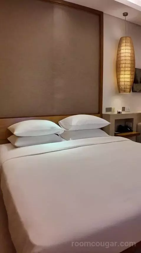 King Room with Ocean View - Club Access (F205) bed picture #2