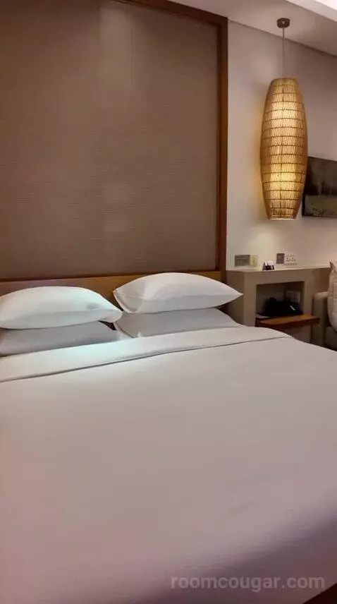 King Room with Ocean View - Club Access (F205) bed picture #4