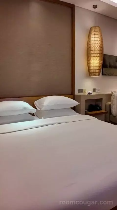 King Room with Ocean View - Club Access (F205) bed picture #5