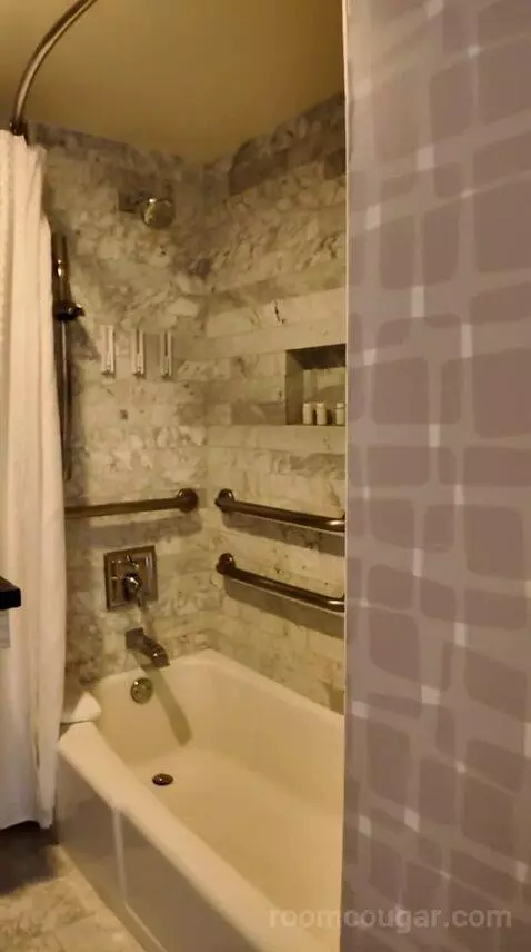 Queen Room (#636) bathroom picture #2