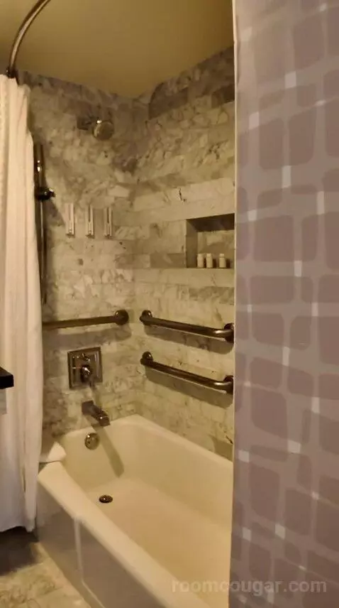 Queen Room (#636) bathroom picture #3