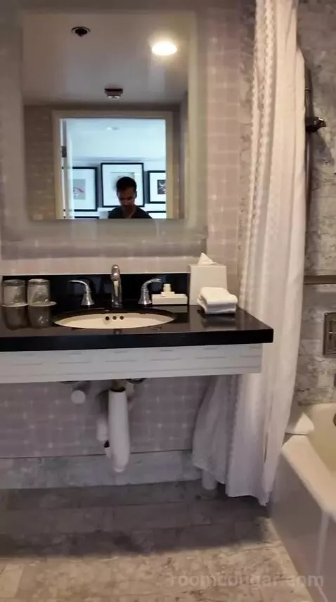 Queen Room (#636) bathroom picture #5